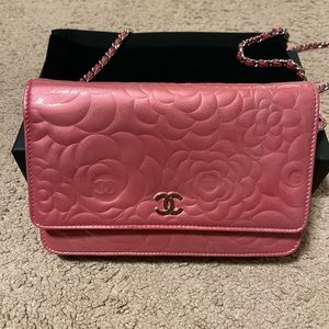 Authentic Chanel wallet on chain. Good condition.